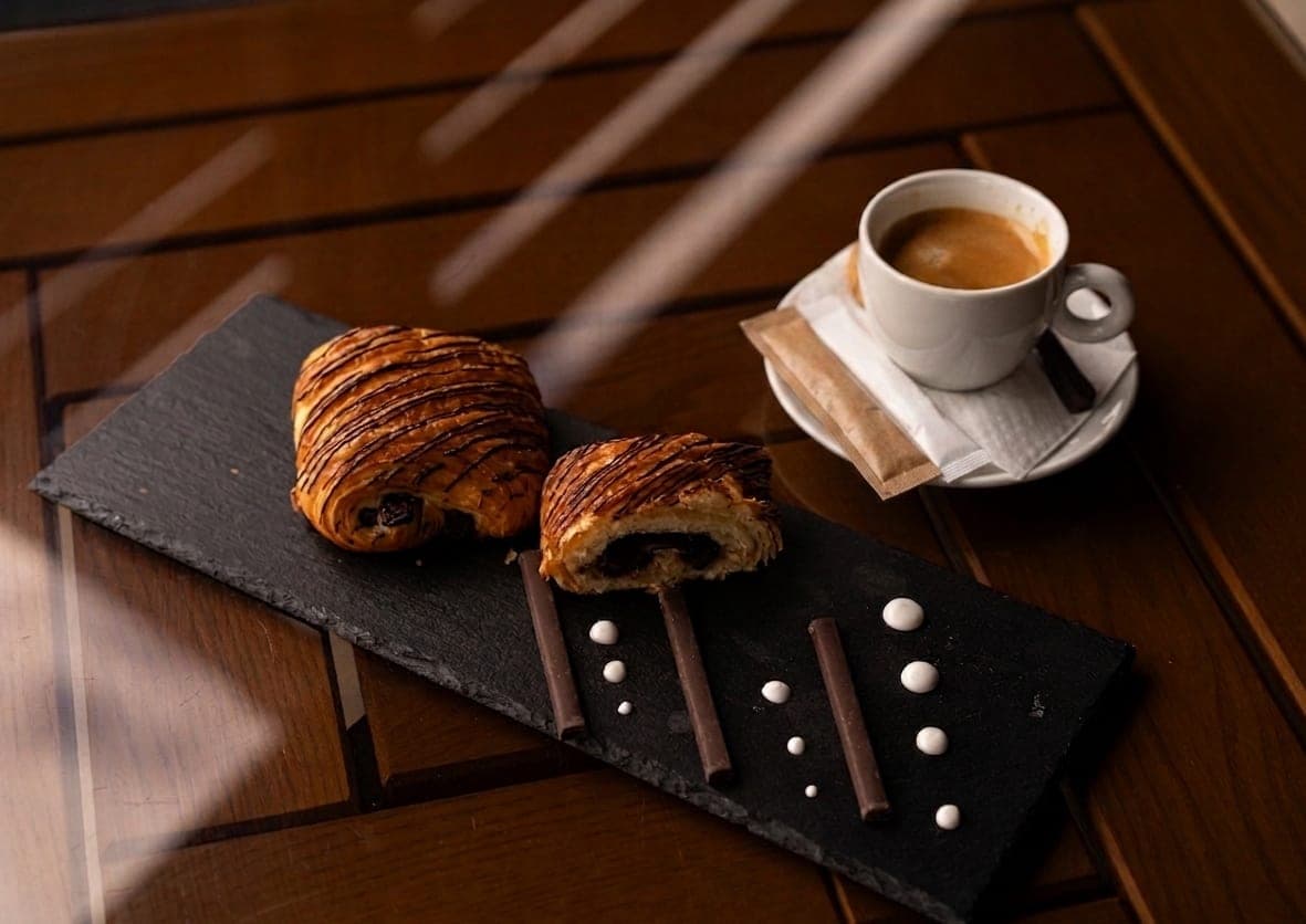 Croissant și cafea — Cofetăria Saray
